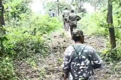 झारखंड में IED ब्लास्ट, कोबरा कमांडेंट और जवान घायल | नक्सलियों से मुठभेड़ जारी